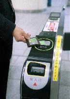 JR East begins hi-tech card trials for faster ticketing